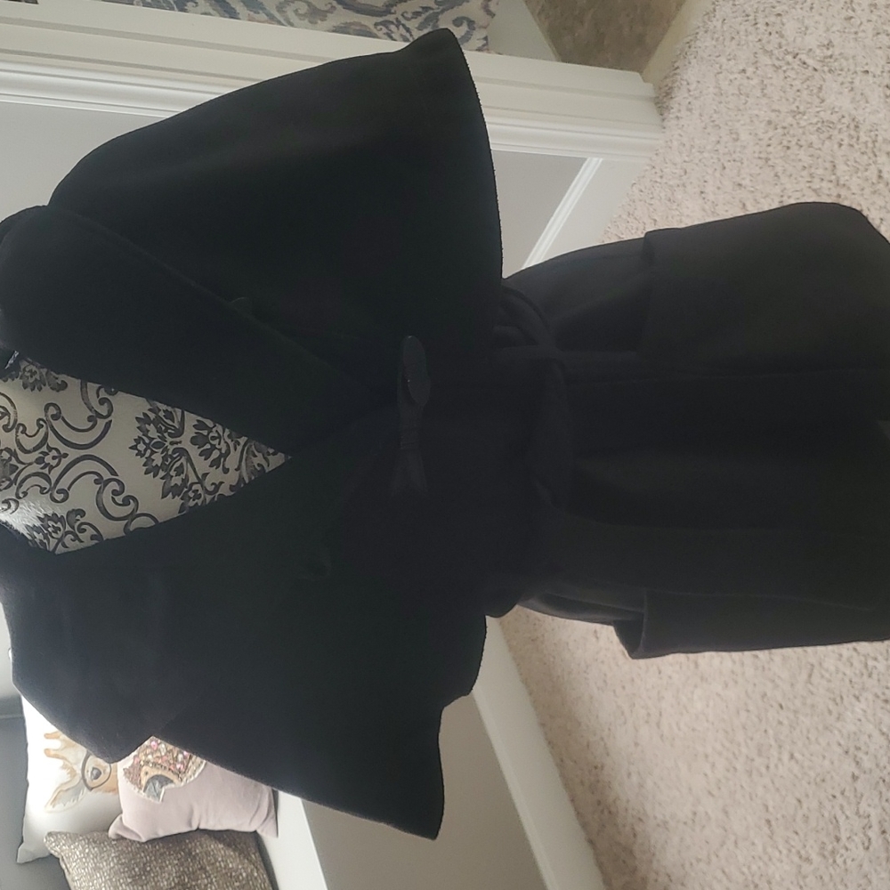 Capelet black jacket, with hood and front deep pockets